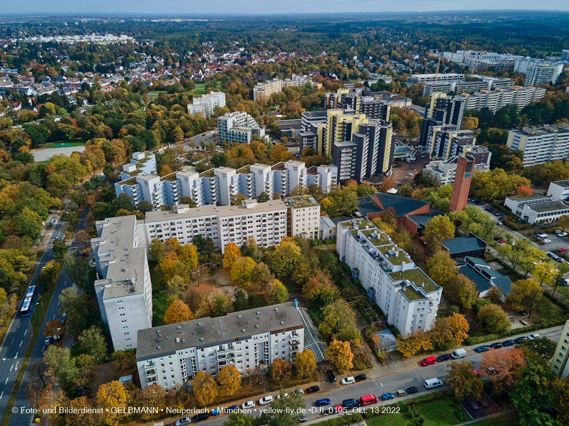 13.10.2022 - Das Marx-Zentrum und Wohnanlage Karl-Marx-Ring 52-62 in Neuperlach